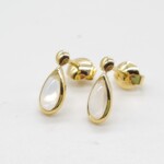 K18YG Earring with Moon stone stone.