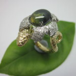 K18YG/WG Green sapphire & Diamond Snake Ring